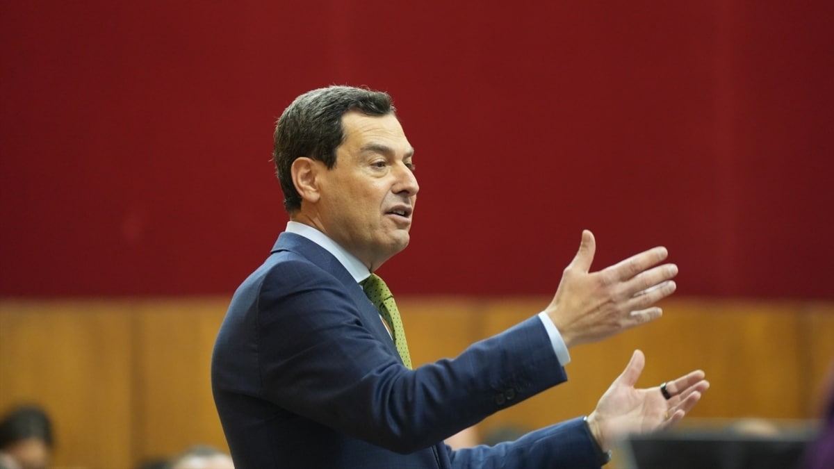 El presidente de la Junta de Andalucía, Juanma Moreno, durante la sesión de control de este jueves en el parlamento andaluz.