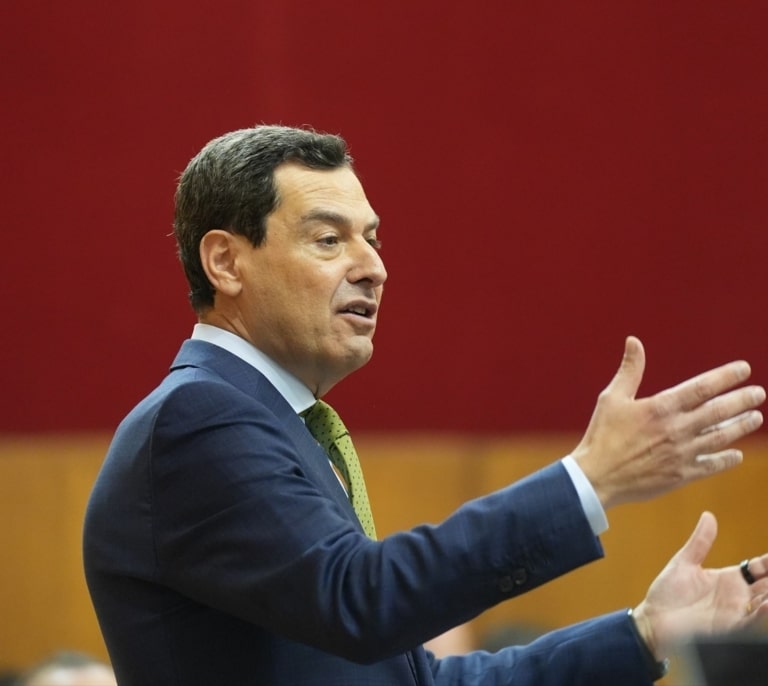 Juanma Moreno critica a la izquierda por el "esperpento" del No a la guerra: "No a la demagogia"