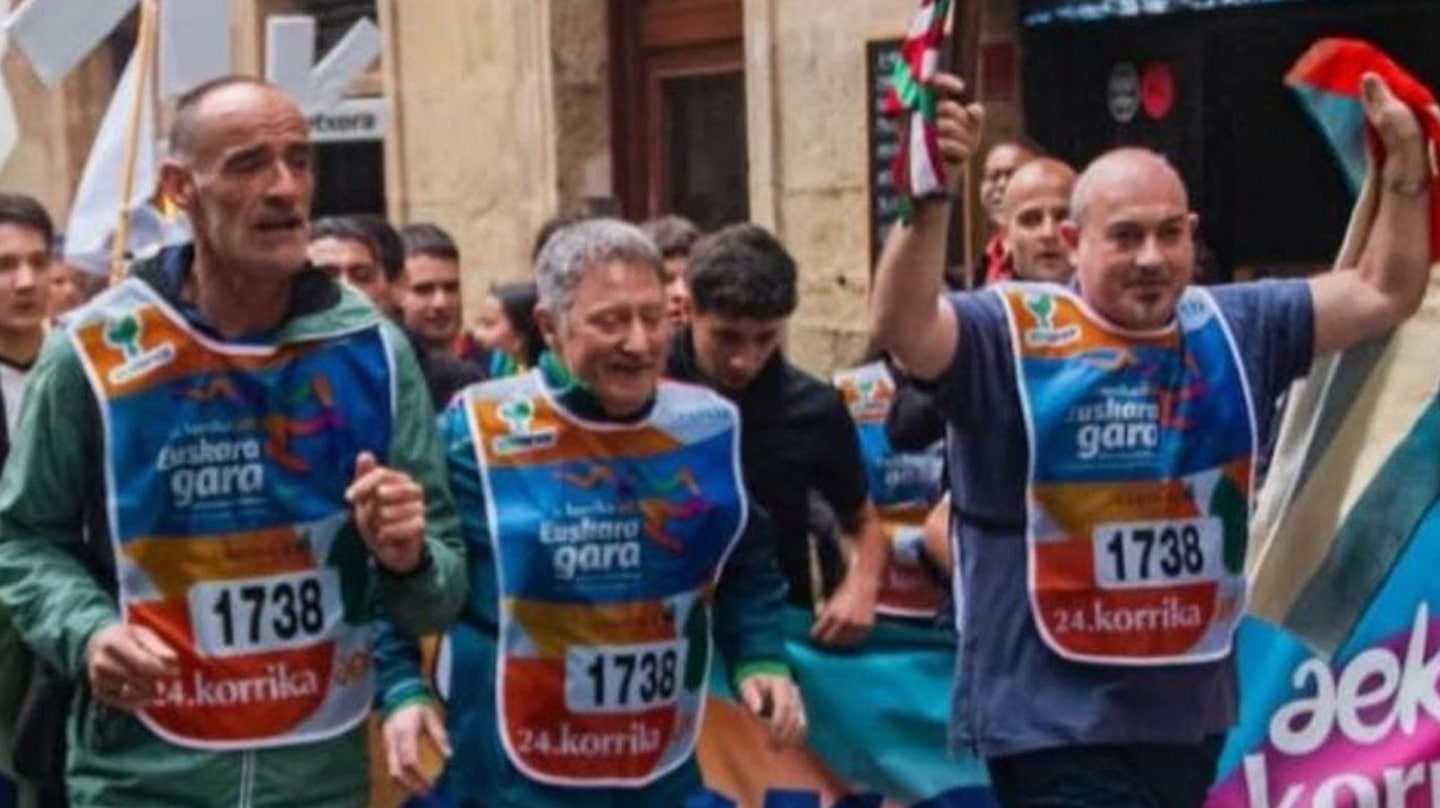 Tres expresos de ETA abren la carrera por el euskera a su paso por el centro de San Sebastián