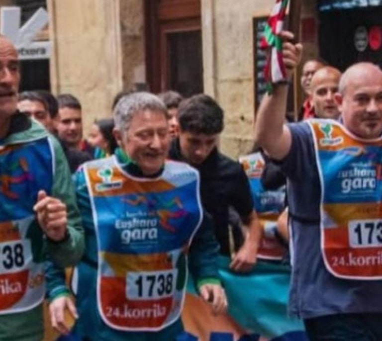 Tres expresos de ETA abren la carrera por el euskera a su paso por el centro de San Sebastián