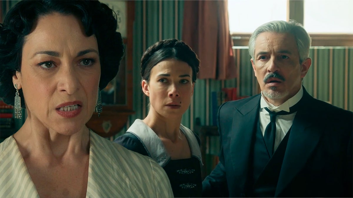 Leocadia pilla besándose a Cristóbal y Teresa en La Promesa