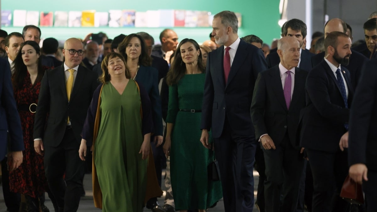 Maribel López, directora de ARCO, acompaña a los reyes durante la inauguración de la 45ª edición de ARCO.