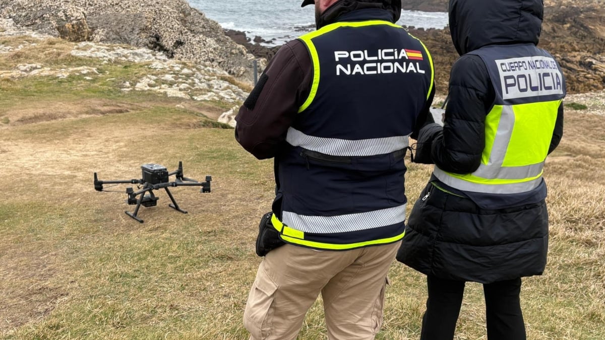 Agentes de la Policía Nacional accionan un dron durante la búsqueda del cuerpo de la chica desaparecida