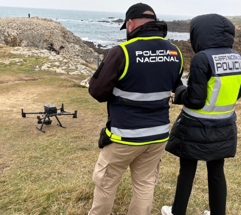 Hallan el cuerpo de la joven que buscaban tras romperse pasarela costera en Santander