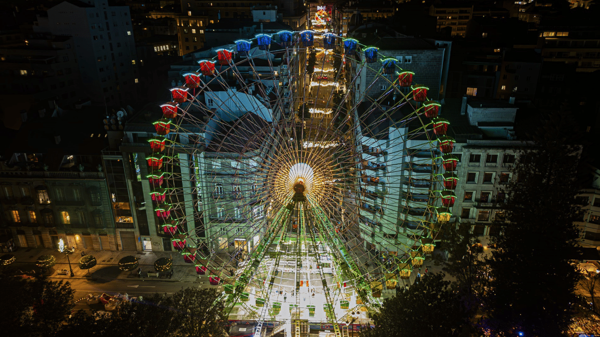 Vista aérea de Vigo con el alumbrado navideño encendido.