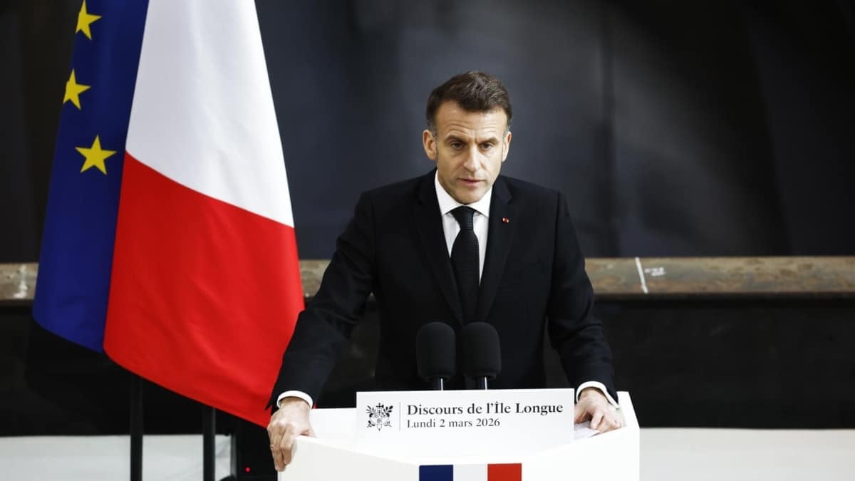 El presidente de Francia, Emmanuel Macron, habla ante el submarino 'Le Temeraire' en la base de Crozon, cerca de Brest.