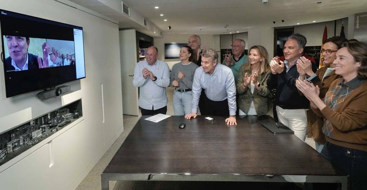 Feijóo, junto a miembros de su comité ejecutivo, felicitan a Mañueco por vídeoconferencia