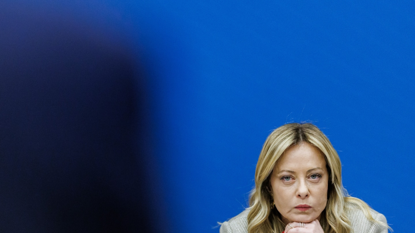 Feijóo se mira en el modelo de Meloni frente al "No a la guerra" de Sánchez