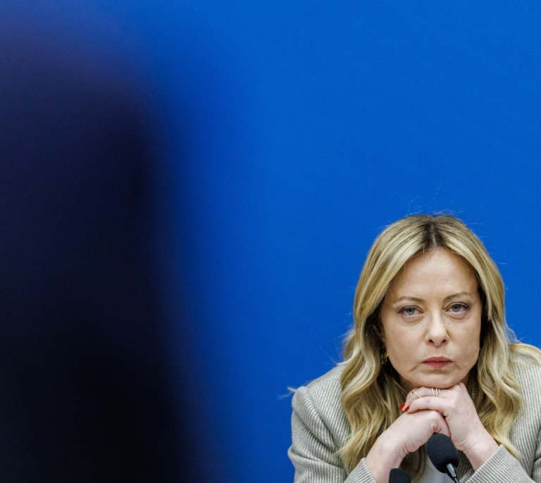 Feijóo se mira en el modelo de Meloni frente al "No a la guerra" de Sánchez