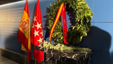 La Comunidad de Madrid incorpora un espacio para velas y flores en el memorial del 11-M en Atocha
