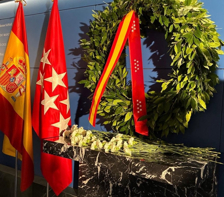 La Comunidad de Madrid incorpora un espacio para velas y flores en el memorial del 11-M en Atocha