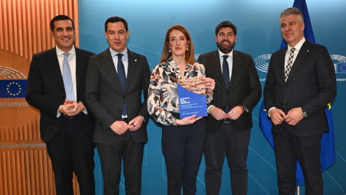 Juanma Moreno y Fernando López Miras, durante su encuentro con Roberta Metsola este miércoles en el Parlamento Europeo.