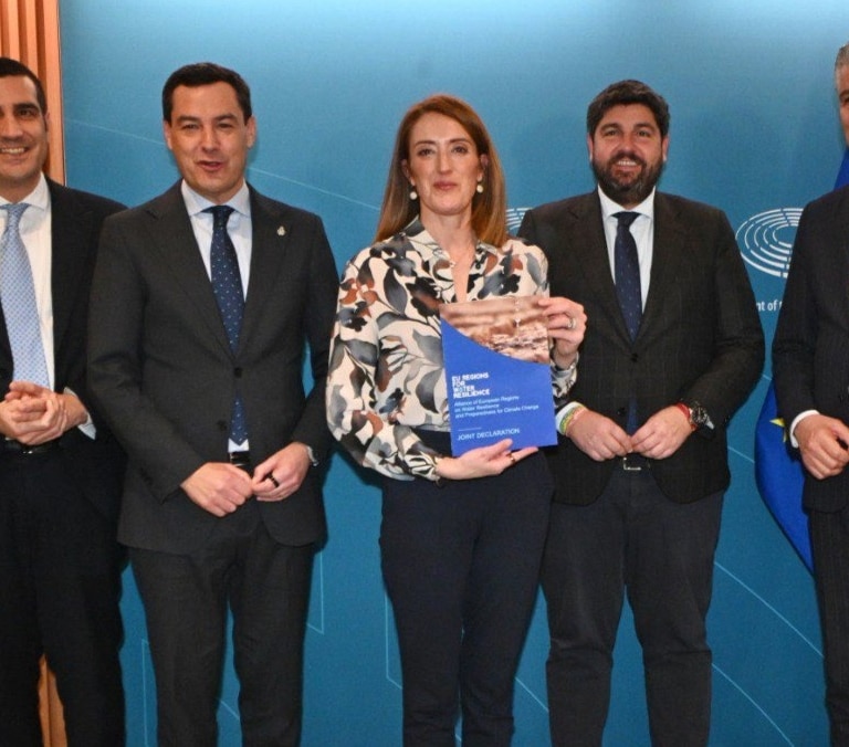 Juanma Moreno advierte desde Bruselas de que España está “aislada” y teme el impacto económico en Andalucía del bloqueo de Trump