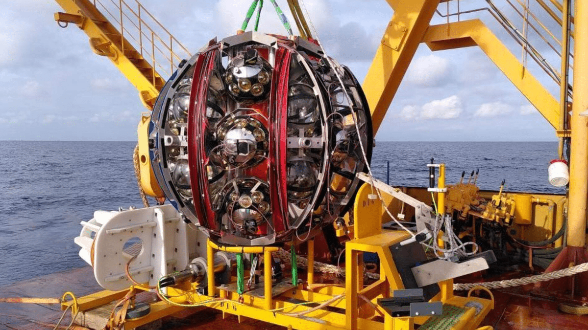 Imagen de un módulo óptico del telescopio submarino KM3NeT.