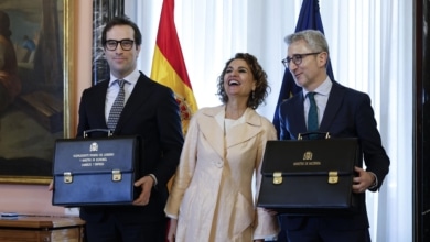 "Quiero trasladar mi emoción, contenida siempre": así ha sido la despedida de María Jesús Montero entre palmas, besos y abrazos