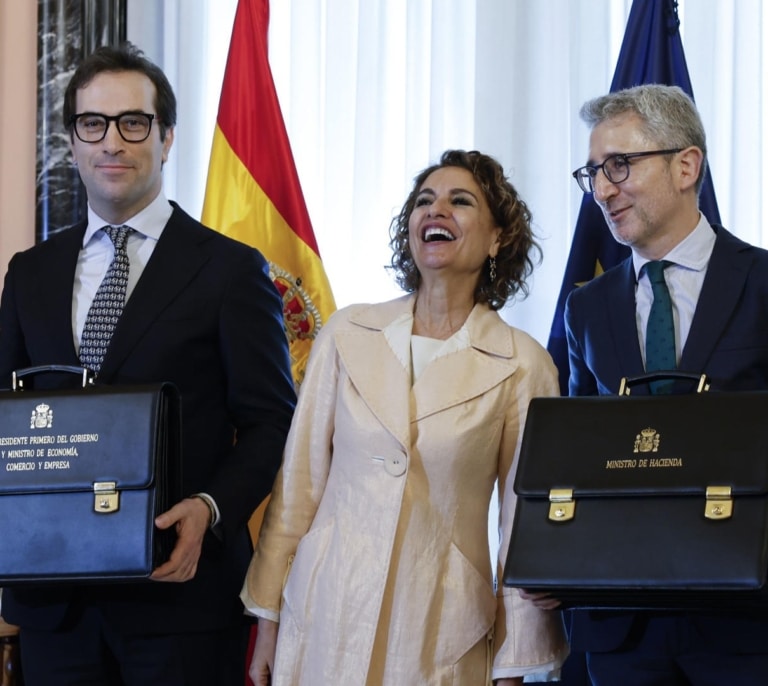 "Quiero trasladar mi emoción, contenida siempre": así ha sido la despedida de María Jesús Montero entre palmas, besos y abrazos