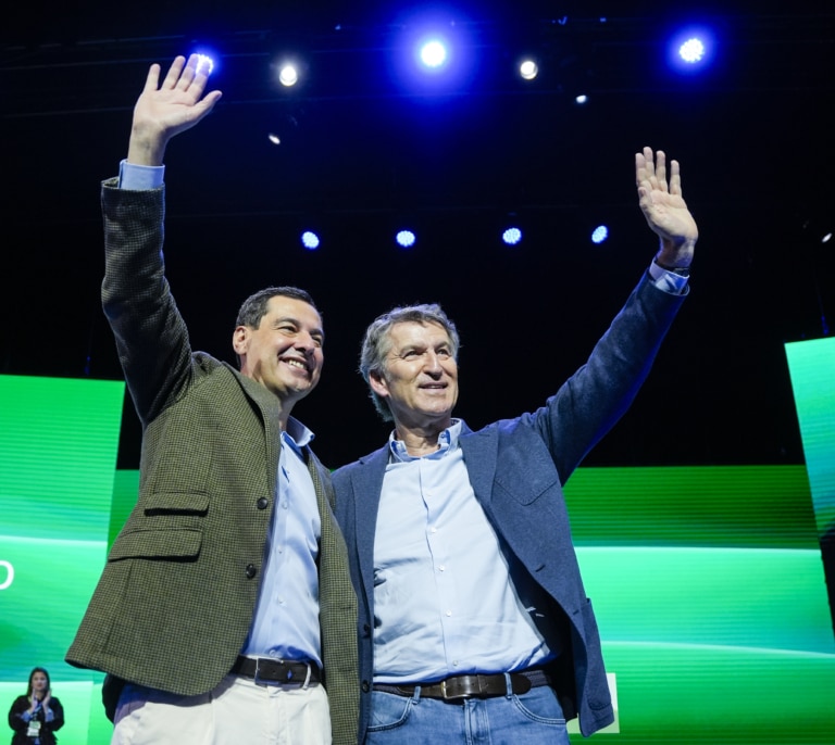 Manos libres de Moreno en campaña: presencia discreta de Feijóo y casi nula de otras baronías como Ayuso