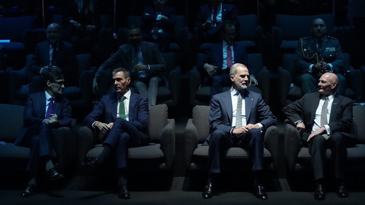 Salvador Illa, Pedro Sánchez, el rey Felipe VI y el CEO y director ejecutivo de GSMA Ltd., John Hoffman, durante la inauguración del Mobile World Congress Barcelona 2026.