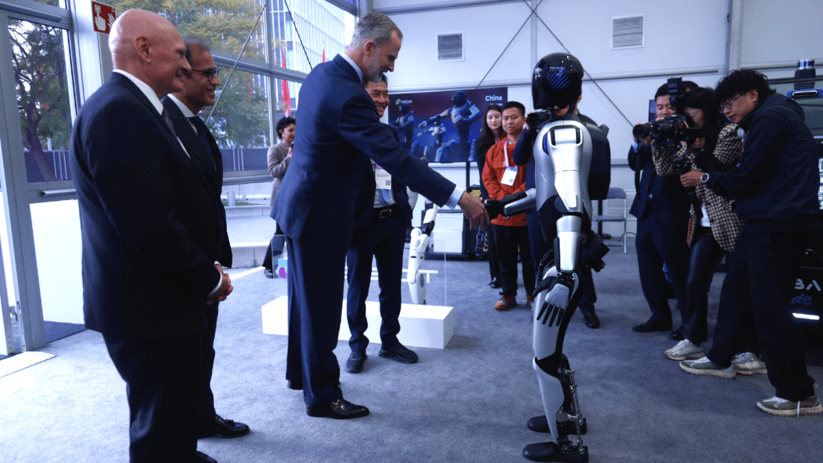 El rey saluda a un robot durante su visita al MWC 2026.