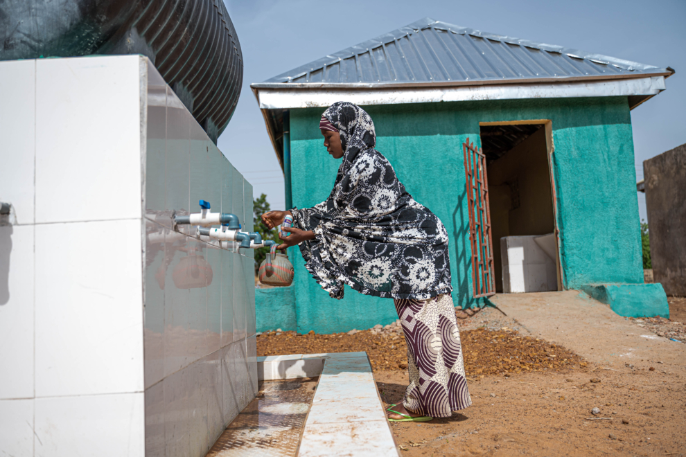 Una mujer recoge agua en el Centro de Salud Pública Fajaldu Balela, en Sokoto, Nigeria.