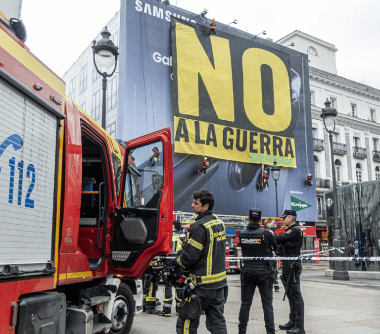 La Comunidad de Madrid responde a la lona de Greenpeace en Sol: “Nadie está a favor de la guerra, pero no podemos cerrar los ojos”