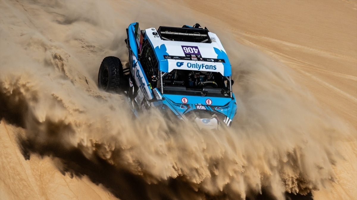 Los patrocinios deportivos son una de las herramientas de OnlyFans para mejorar su reputación de marca. Aquí, el vehículo de Rebecca Bussi y Sergio Lafuente en el Abu Dhabi Desert de 2024.