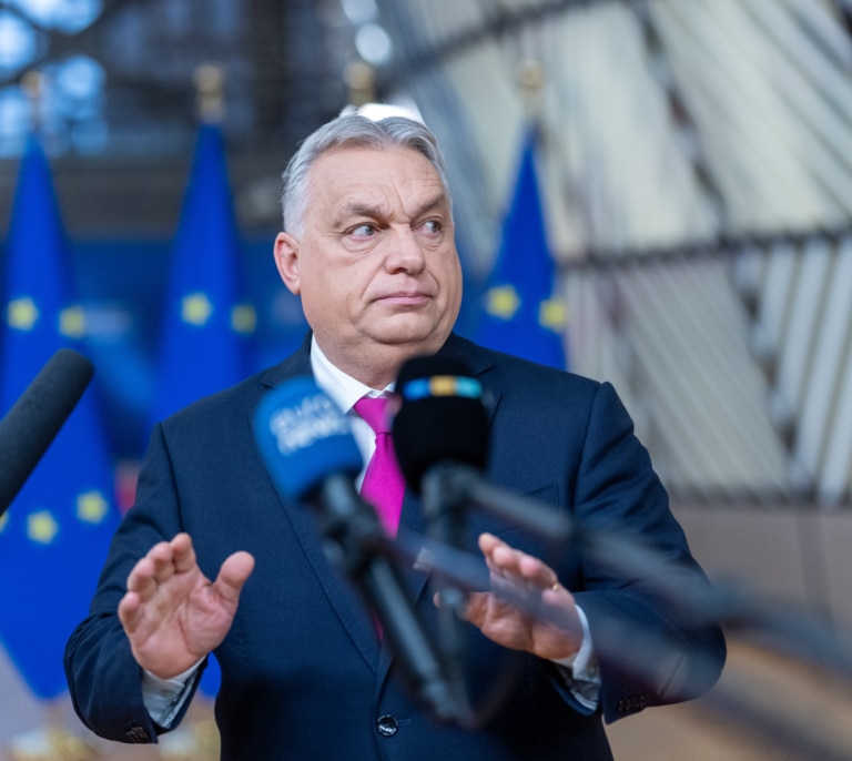 Orbán reactiva al 'enemigo ucraniano' con el apoyo de Vance, Putin y la ultraderecha europea