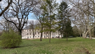 La ley del silencio se impone en la cuna del primer gran escándalo contra el entorno de Orbán