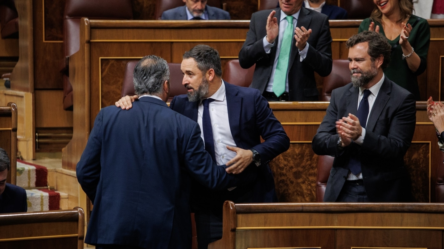 Javier Ortega Smith, Santiago Abascal e Iván Espinosa de los Monteros en un pleno del Congreso durante la legislatura anterior, antes de sus fracturas en Vox