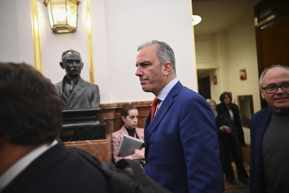 El diputado de Vox en el Congreso, Javier Ortega Smith, en el pasillo de salida del hemiciclo