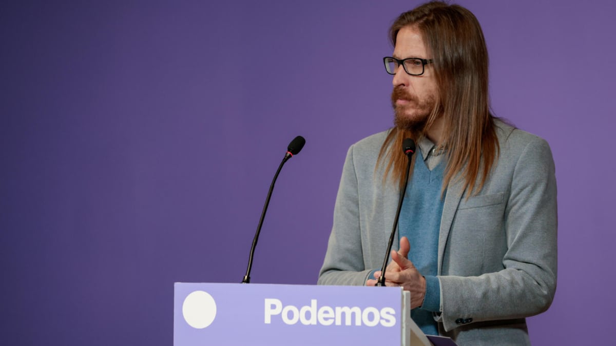 El portavoz estatal y secretario de Organización de Podemos, Pablo Fernández, durante una rueda de prensa este lunes en la sede nacional de Madrid