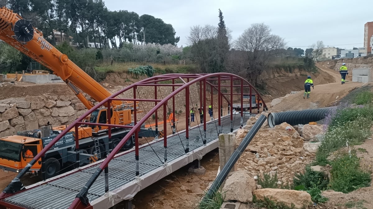 Trabajos de instalación de la pasarela Ramón y Cajal en Chiva.
