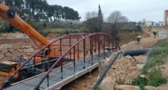 La reconstrucción de la pasarela de Ramón y Cajal en Chiva dañada por la DANA encara su fase final