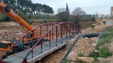 La reconstrucción de la pasarela de Ramón y Cajal en Chiva dañada por la DANA encara su fase final