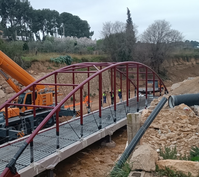 La reconstrucción de la pasarela de Ramón y Cajal en Chiva dañada por la DANA encara su fase final