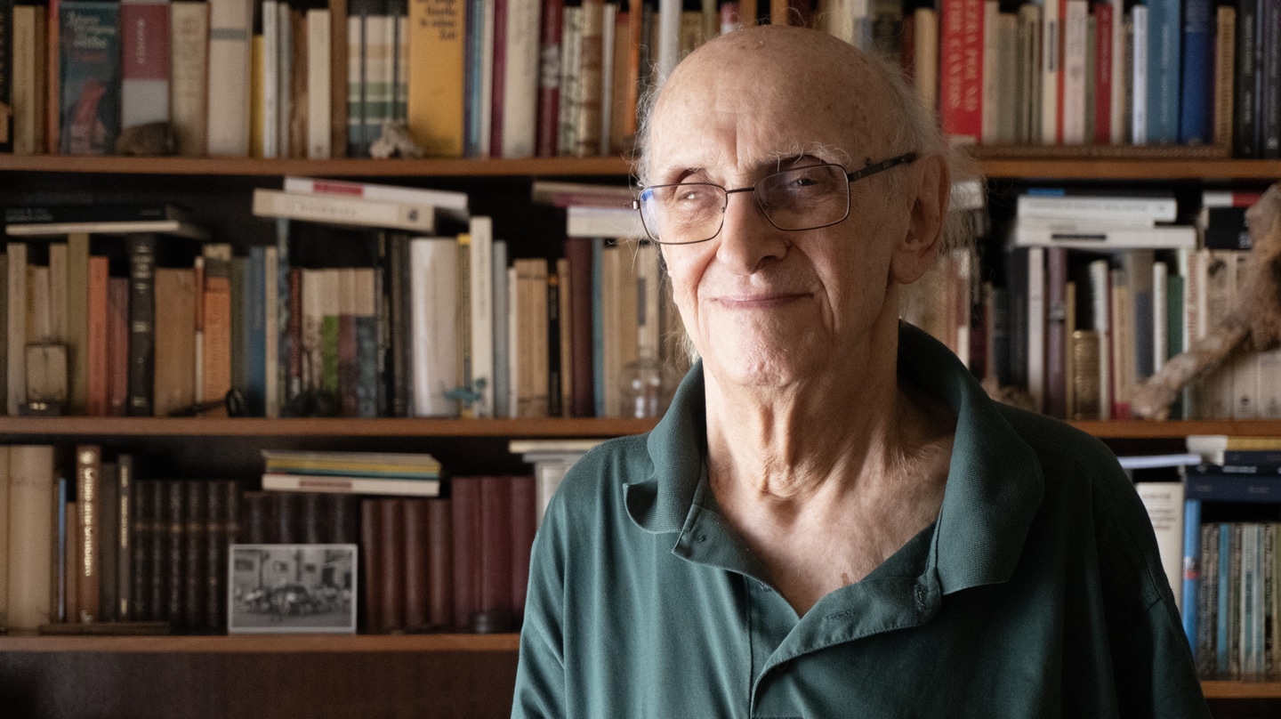 Márkaris, maestro de la novela negra europea a los 89 años: “Vamos hacia un choque entre una minoría de ricos y la mayoría de la gente"