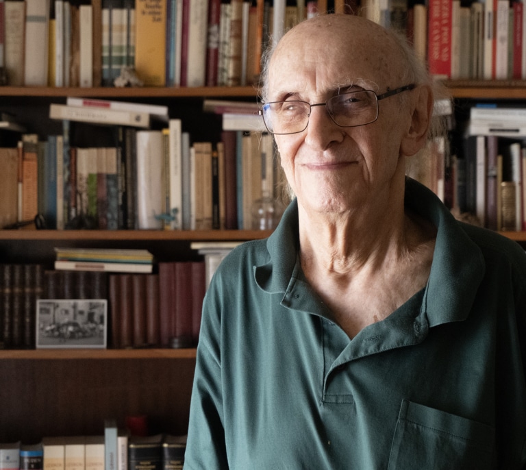 Márkaris, maestro de la novela negra europea a los 89 años: “Vamos hacia un choque entre una minoría de ricos y la mayoría de la gente"