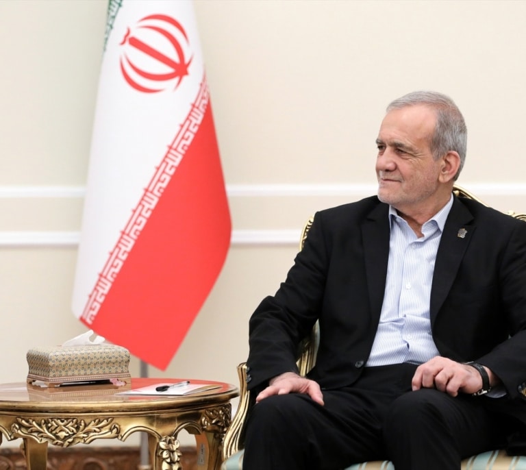 Irán anuncia que dejará de atacar a países vecinos pero rechaza la “rendición incondicional” exigida por Trump