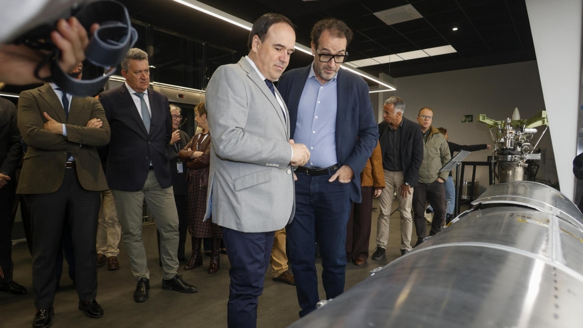 El presidente de la Generalitat valenciana, Juanfran Pérez Llorca, junto al presidente ejecutivo de PLD Space, Ezequiel Sánchez, este lunes durante su visita a la empresa aeroespacial.