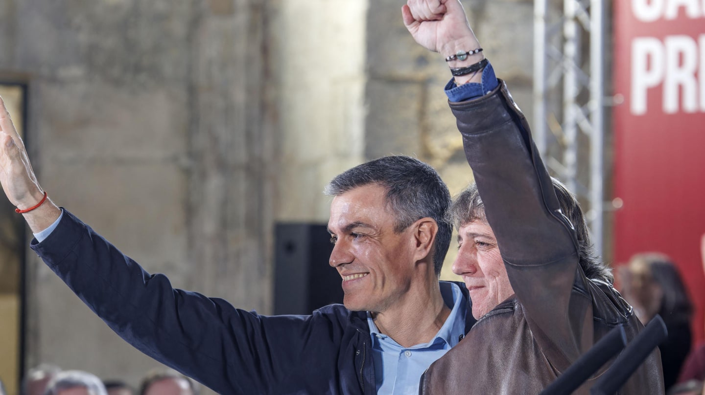 El presidente del Gobierno, Pedro Sánchez, y el candidato a la presidencia de Castilla y León, Carlos Martínez, en un mitin de campaña en Burgos