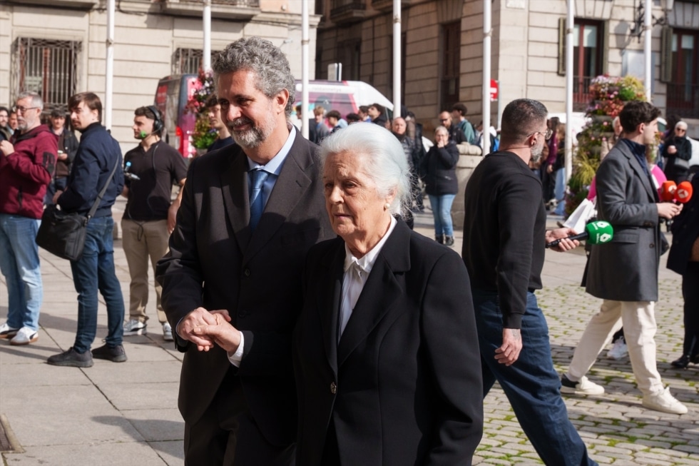 La hermana del escritor Raúl del Pozo, a su llegada a la capilla ardiente.