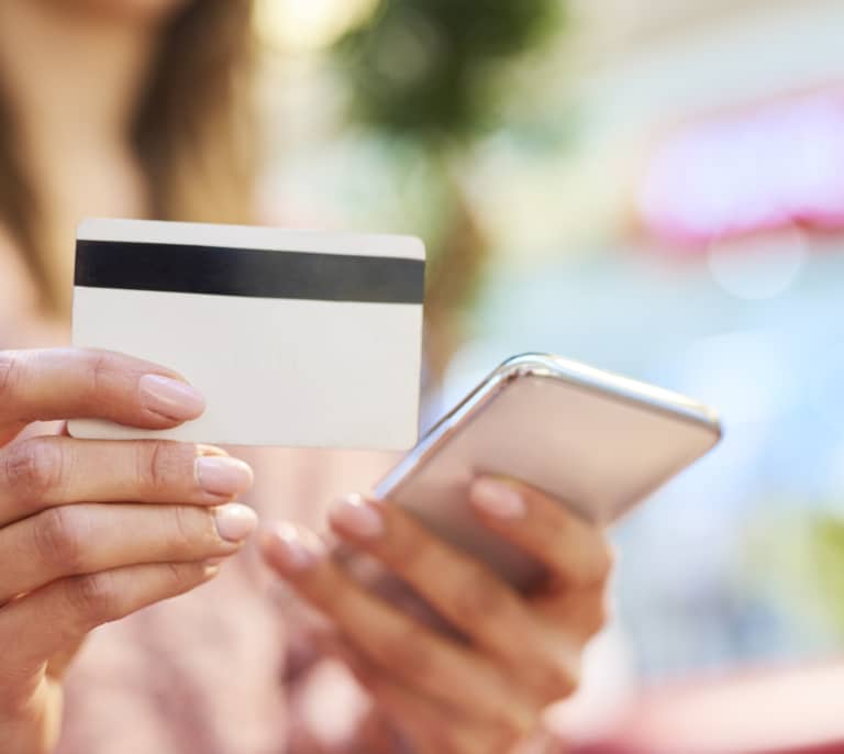 Qué es el 'relay attack': la estafa que usa tu propio móvil para robar tu tarjeta sin tocarla
