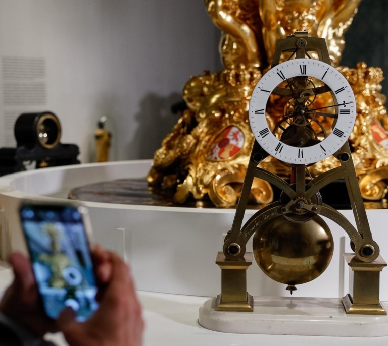 Las máquinas del tiempo de los Borbones: Patrimonio Nacional exhibe los relojes que marcaron las horas de Fernando VII e Isabel II