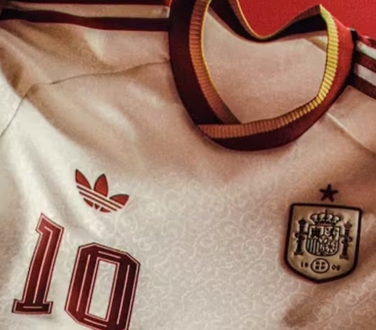 Todas las referencias ocultas en la segunda equipación de España para el Mundial 2026