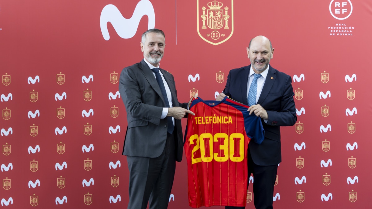 Marc Murtra, presidente de Telefónica junto con Rafael Louzán, presidente de la Real Federación Española de Fútbol.