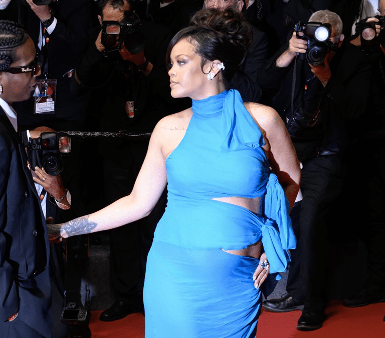 Desde un Tesla blanco y con un fusil de asalto: una mujer dispara contra la casa de Rihanna con ella dentro