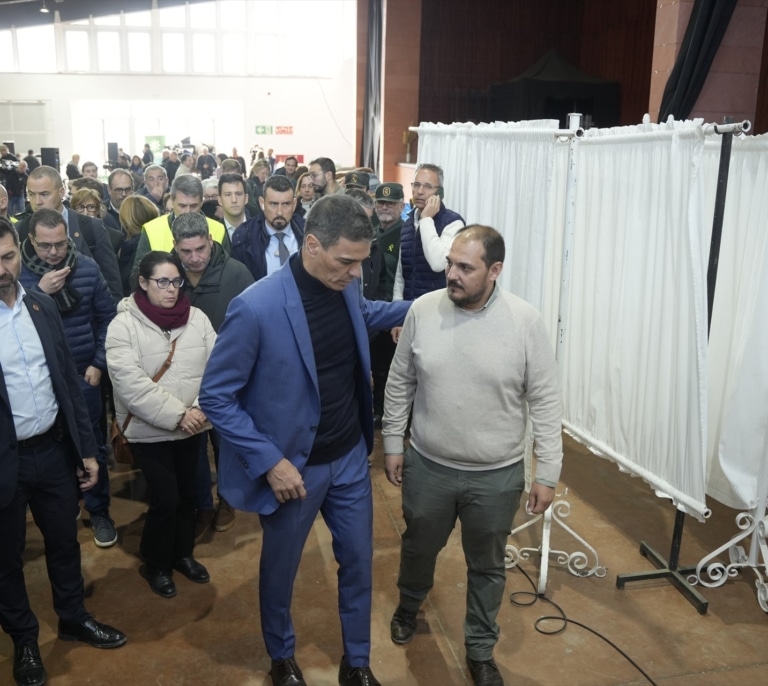 Sánchez pasa del homenaje de Estado a un minuto de silencio por las víctimas de Adamuz