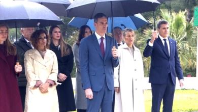 Frío homenaje de Sánchez en Huelva a las víctimas de Adamuz mientras Puente pide en Vitoria "paciencia" para la investigación