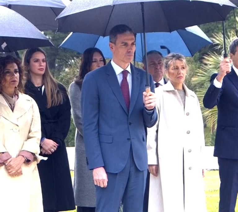 Frío homenaje de Sánchez en Huelva a las víctimas de Adamuz mientras Puente pide en Vitoria "paciencia" para la investigación