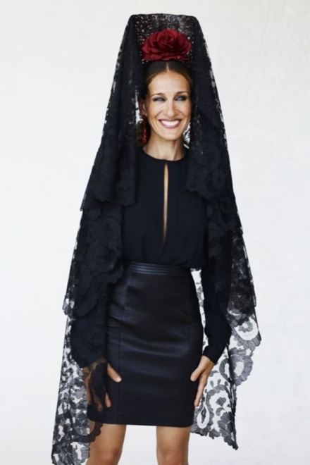 La actriz Sarah Jessica Parker vestida con mantilla
